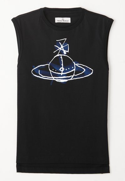 Svart ermhull topp med en blå og hvit grafisk design av en planetlignende figur med ringer og satellittelementer. Myk bomullsmateriale.