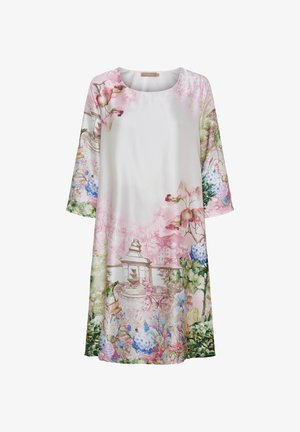 Kjole med 3/4 ærmer med et pastelfarvet blomster- og havefontænetryk i pink, grønne, blå og beige toner på en hvid baggrund.