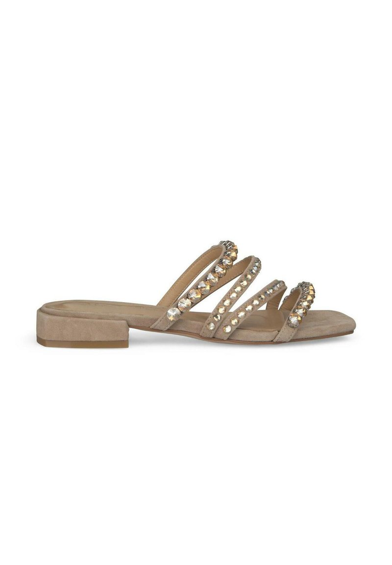 Beige suède sandalen met drie decoratieve banden voorzien van heldere en gouden strass. Plat hak en open teen design.