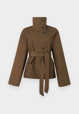 Braune Jacke mit hohem Kragen und langen Ärmeln, vorn mit Knöpfen, zwei Klappentaschen und einem gebundenen Taillengürtel, auf weißem Hintergrund dargestellt.