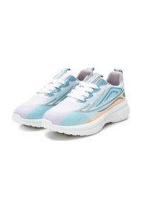 Zapatillas deportivas ligeras con parte superior de malla en tonos de azul, blanco y lavanda, con un acento naranja. Suela blanca gruesa.
