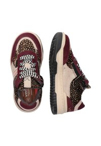 Zapatillas de color marrón y beige con un upper texturizado con patrones moteados, cordones en contraste en negro y blanco, y una suela de goma.