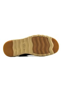 Semelle en caoutchouc de sneaker présentant un motif en vagues, avec une palette de couleurs marron et beige, une surface texturée et un logo au centre.