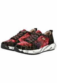 Světlé tenisky z sametu s černým a červeným květinovým vzorem, šněrovací design a texturovaná bílá podrážka s potiskem.