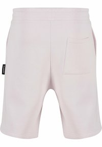 Lyserøde shorts laget av myk stoff, med elastisk liv, sidelommer og en enkel baklomme.