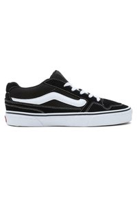 Schwarzer Sneaker mit einer strukturierten Oberfläche, weißen Lederakzenten und kontrastierendem weißen Nähen. Verfügt über flache Schnürsenkel und eine Gummisohle.