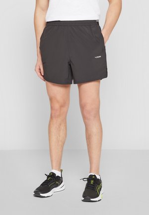 Schwarze Sportshorts mit einem elastischen Bund, einer glatten Textur, seitlichen Taschen und einem kleinen weißen Logo auf der Vorderseite.
