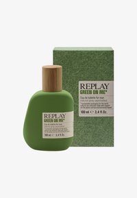 Grön eau de toilette-flaska med rundade kanter och ett lock av bambu, tillsammans med en grön texturerad låda som har produktinformation.