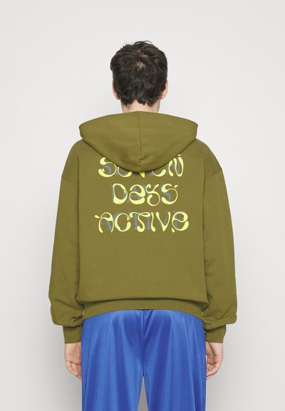 7 DAYS Active OVERSIZED GRAPHIC HOODIE UNISEX - Sweatshirt - capulet olive