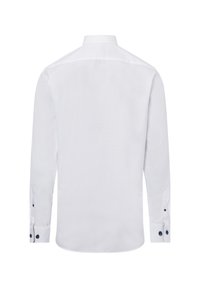 Witte overhemd met lange mouwen en een standaard kraag, voorzien van knopmanchetten met marineblauwe accenten en een gladde, effen textuur.