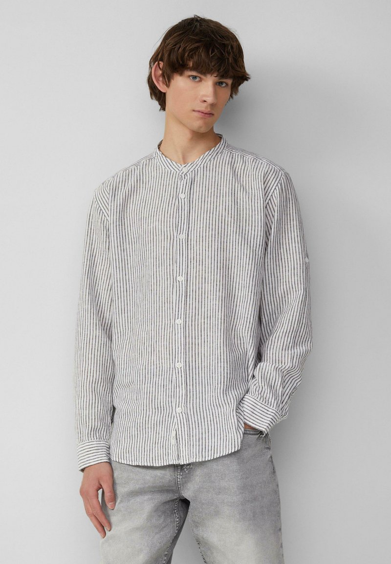 Camicia a maniche lunghe, con bottoni e colletto alla coreana, caratterizzata da righe verticali bianche e blu navy, realizzata in tessuto leggero con una finitura leggermente strutturata.