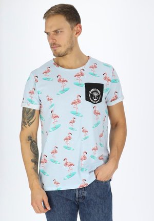 TROPICAL POCKET - Print T-shirt - lt blue surfing flamingo