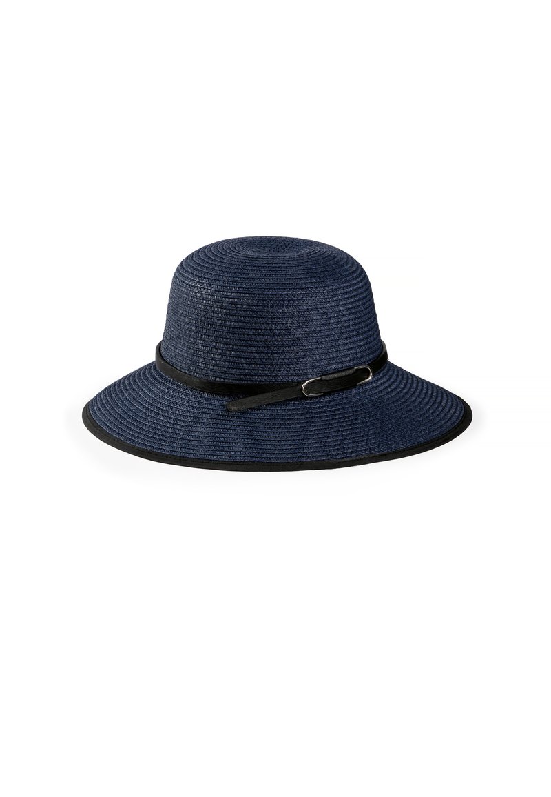 Granatowy kapelusz słomkowy z szerokim rondem, z czarną wstążką i dekoracyjnym metalowym akcentem. Teksturowany, zakrzywiony kształt z jednolitym wzorem.