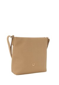 Borsa a tracolla in nylon beige con hardware dorato, forma quadrata, tracolla regolabile e un logo discreto sulla parte anteriore. Finitura liscia e testurizzata.