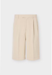 Shorts beige ajustés mi-genou avec passants de ceinture et plis à l'avant sur un fond uni clair.