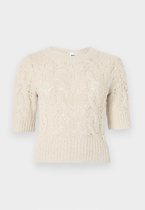 Pull en maille à manches courtes crème avec motif torsadé et ourlet et poignets côtelés, présentant un col rond.