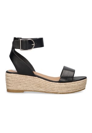 Sandalía de cuña de cuero negro con suela de yute trenzada, que cuenta con una correa ancha y una correa de tobillo ajustable con un hebilla plateada.