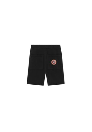 Shorts noirs jusqu'au genou avec deux poches arrière, dont une poche ornée d'un écusson rond rouge et blanc.