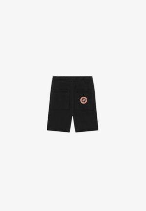 Shorts noirs jusqu'au genou avec deux poches arrière, dont une poche ornée d'un écusson rond rouge et blanc.