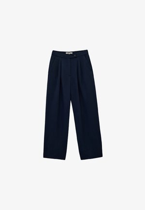 Marineblauwe, wijde broek gemaakt van gladde stof, met voorplooien, een knoopsluiting en zijzakken.