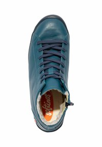 Tyrkysová kožená kotníková bota s kulatou špičkou, šněrováním, kontrastními tmavě modrými tkaničkami a měkkým vnitřkem s plyšovou podšívkou. Doplněno zipem.