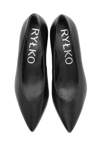 Musthave musta nahast teravatipulised jalanõud, millel on sile tekstuur, avatud küljed ja sisetald, millel on valgete märkidega bränd "RYŁKO".