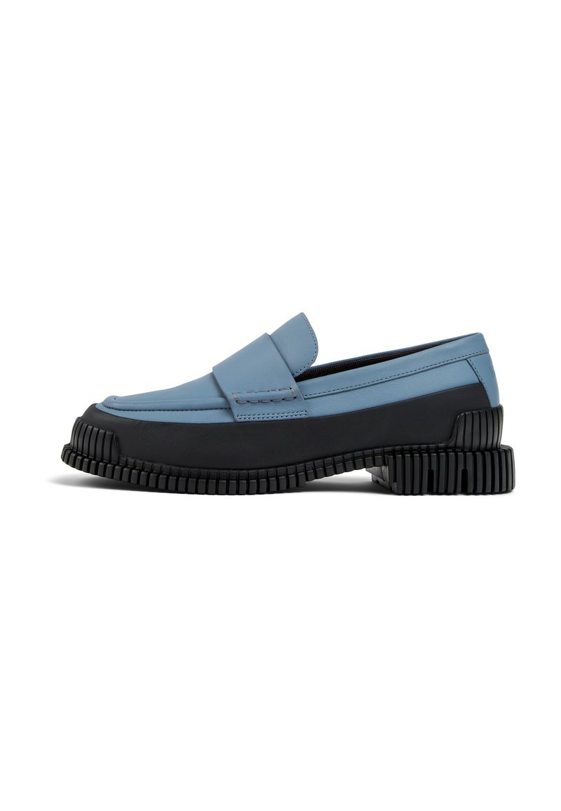 Loafers gemaakt van lichtblauw leer met zwarte rubberen zolen. Kenmerken zijn een gestikt ontwerp en een ronde neus met een lage hak.