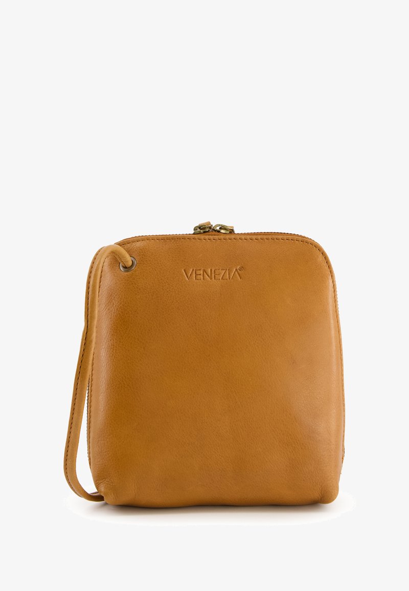 Sac à bandoulière en cuir tan avec fermeture éclair, présentant une forme arrondie, un design minimaliste et un logo embossé "VENEZIA".
