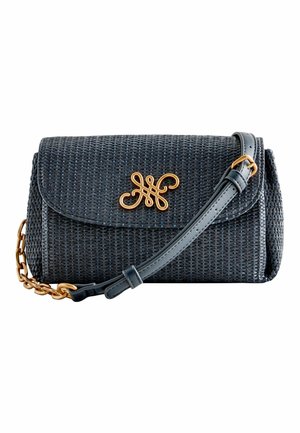 Mała ciemna pleciona torebka na ramię z złotą ozdobną klamrą, regulowanym skórzanym paskiem i złotym łańcuszkiem jako detalem.