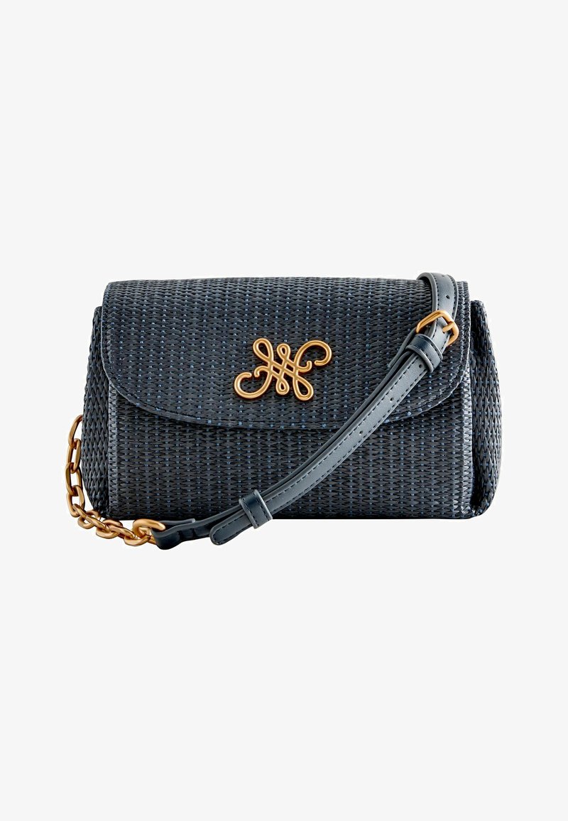 Petit sac bandoulière tissé foncé avec fermoir décoratif doré, sangle en cuir ajustable et détail de chaîne dorée.