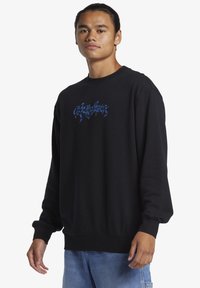 Schwarzer Sweatshirt mit langen Ärmeln, rundem Halsausschnitt und blauer Grafik auf der Vorderseite. Aus weichem Stoff gefertigt, mit gerippten Bündchen und Saum.