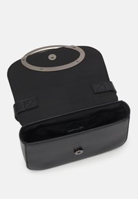 Sac à main noir en cuir lisse avec une poignée ronde en argent, une fermeture à rabat et un intérieur spacieux non doublé.