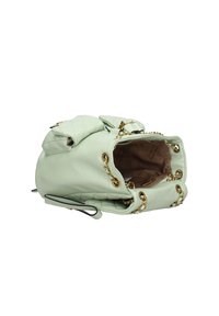 Borsa in pelle trapuntata verde menta con hardware dorato, dotata di chiusura a cordoncino e tasche esterne. Interno foderato in tessuto beige.