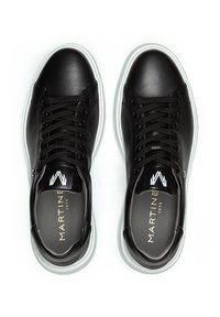 Sneakers in pelle nera con lacci neri, suola in gomma bianca e logo sulla linguetta. Presentano una texture liscia e un design minimalista.