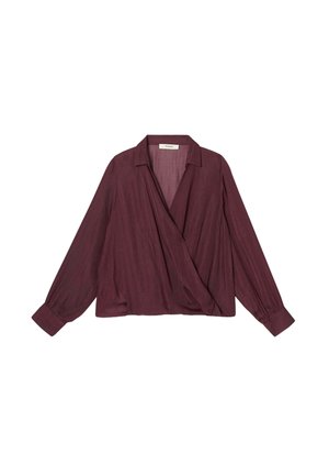 Blouse bordeaux à manches longues enroulée avec un col, présentant un tissu texturé et une coupe décontractée, maintenue par des couches superposées à l'avant.