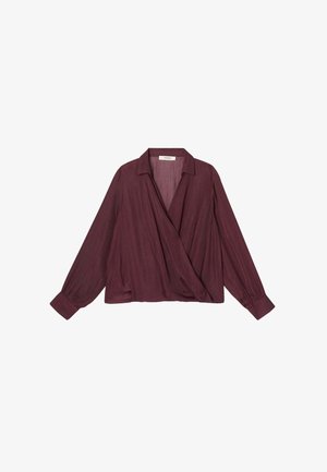 Blouse bordeaux à manches longues enroulée avec un col, présentant un tissu texturé et une coupe décontractée, maintenue par des couches superposées à l'avant.
