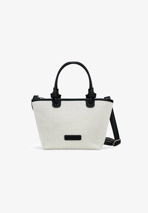 Bolso de lona texturizada blanca con acentos en cuero negro, asas dobles en la parte superior, correa de hombro desmontable y cierre de cremallera.