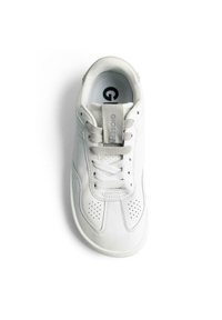 Sneaker bianca con tomaia in pelle liscia, dettagli traforati sui lati e lacci piatti. Presenta un collo e una linguetta imbottiti.