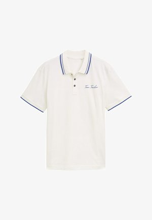 Hvid polo skjorte med blå detaljer på kraven og ærmerne, med tre sorte knapper og "Tom Tailor" broderet på brystet.