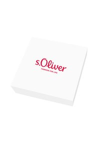 Caja cuadrada blanca con un acabado mate suave, con el logo en texto rojo "s.Oliver" y "FASHION FOR LIFE" en una fuente sencilla.