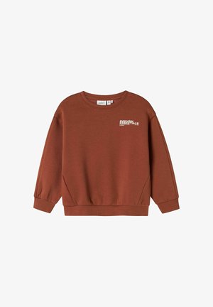 Sudadera marrón con cuello redondo, mangas largas y puños de canalé. Presenta el texto blanco "everyday ESSENTIALS" en el pecho. Textura de tejido suave.