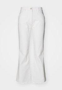 Jeans blancs taille haute à jambe droite avec fermeture bouton et zip, poches avant et ourlets effilochés sur un fond uni.