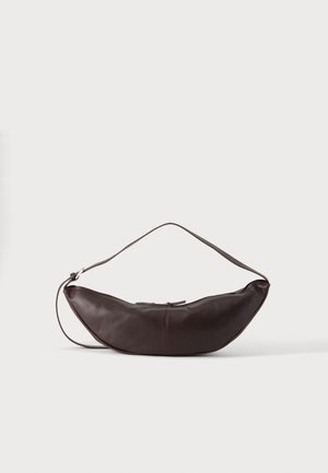 ST. AGNI, ADJUSTABLE SLIM CRESCENT BAG - Τσάντα χειρός - coffee