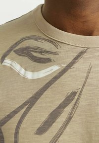 Jack & Jones PREMIUM ALL OVER RUNDHALS - T-shirt med print - coffee quartz