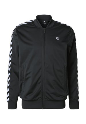 Zwarte bomberjack van gladde stof met een ritssluiting aan de voorkant en geribbelde manchetten. Voorzien van witte chevronstrepen langs de schouders.
