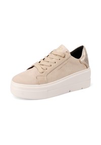 Sneaker in beige con suola bianca spessa, stringatura frontale, dettagli dorati e controfuori argentato metallico, vista da un angolo laterale anteriore.