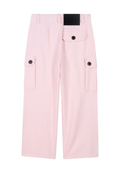 Roze wijde cargobroek met twee zijzakken en een achterzak, voorzien van een gestructureerde stof en een zwarte elastische tailleband.
