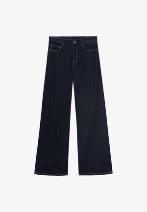 Blugi cu picior larg din denim albastru închis, cu cusături galbene, cinci buzunare și închidere cu nasture. Textură netedă, design casual.