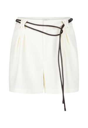 Witte op maat gemaakte short met hoge taille, plooien en een dunne zwarte leren wikkelriem gestrikt in de taille.