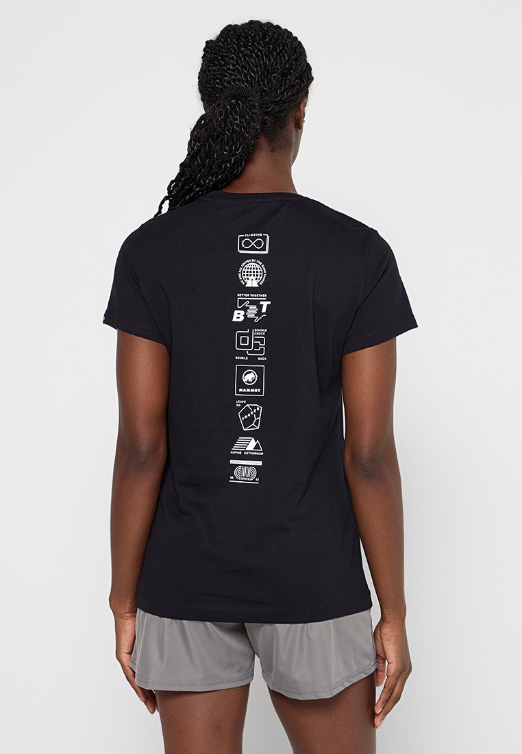 Zwarte katoenen t-shirt met korte mouwen, met witte grafische iconen en tekst verticaal op de achterkant. Standaard pasvorm.